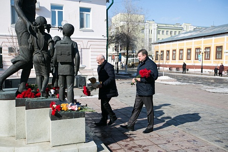 Юрий Берг возложил цветы в память о жертвах трагедии в Кемерове